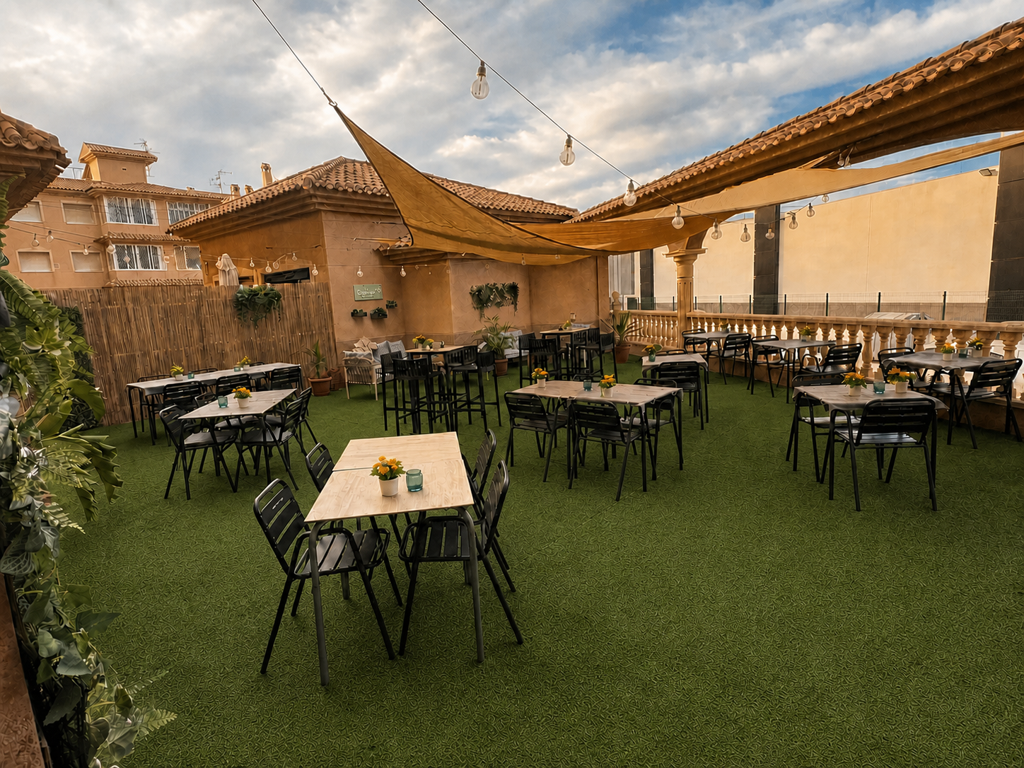 Terras van Julie's met gedekte tafels